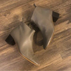 Everlane Day Ankle Boot. Size 7. Smoke color. Leather.